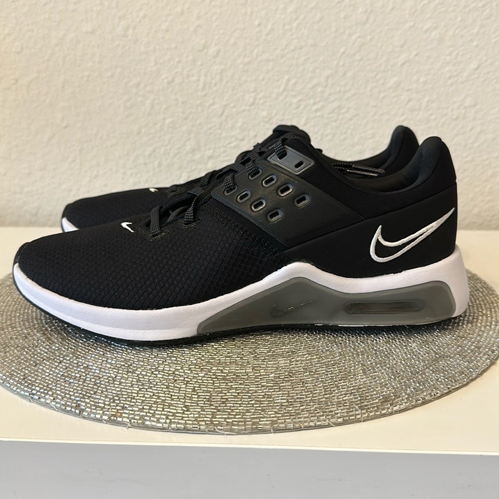 Nike Women's Air Max Bella TR 4 CW3398-002 Black White Size 12

Worn one time